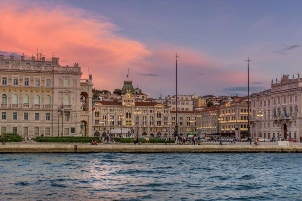 Luxury Stazione Centrale Elegante Loft Apartment Триест Екстериор снимка